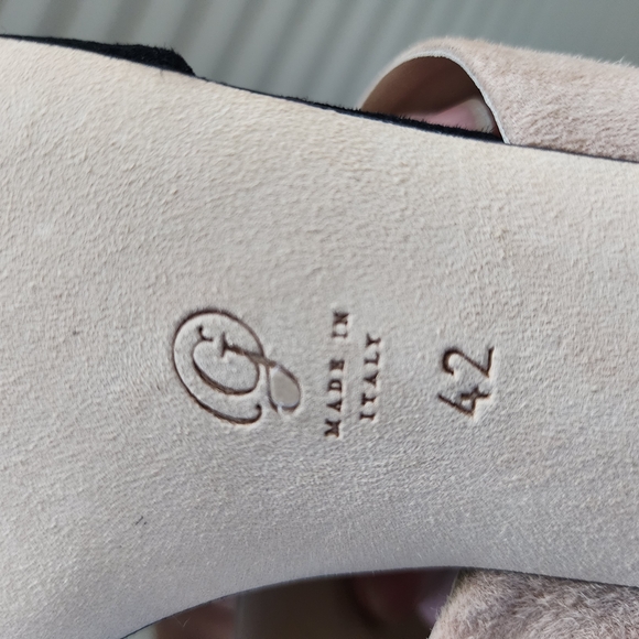 Vince Black and Tan Heels with Two Wide Straps and Open-Toe Design - Picture 4 of 7